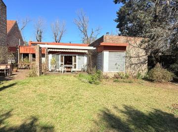 Casa · 222m² · 8 Ambientes · 1 Cochera · Venta - Casa con Gran Potencial en Fisherton
