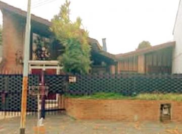 Casa · 400m² · 4 Ambientes · 2 Cocheras · Chalet de Estilo Moderno con 5 Ambientes Haedo Norte