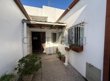 Casa · 136m² · 4 Ambientes · 1 Cochera · Casa en Esquina Lista Para Habitar, con Múltiples Accesos y Gran Potencial – 518 Esquina 8