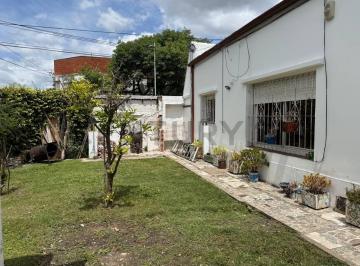 Casa · 136m² · 4 Ambientes · 1 Cochera · Casa en Esquina Lista Para Habitar, con Múltiples Accesos y Gran Potencial – 518 Esquina 8