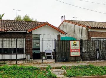 Casa · 120m² · 3 Ambientes · 3 Cocheras · Casa de Tres Amb. con Fondo y Pileta Castelar