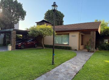 Casa · 412m² · 5 Ambientes · 7 Cocheras · Adrogue Venta Chalet 4 Dorm Jardin 1458 m² Piscina Ubicacion
