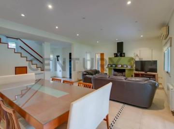 Casa · 213m² · 5 Ambientes · 2 Cocheras · Casa de 4 Dorm. con Parque, Piscina y Galería en Villa Elisa – La Plata