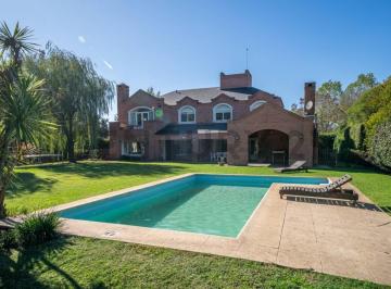 Casa · 332m² · 7 Ambientes · 1 Cochera · Venta Casa 7 Amb Pileta Quincho Terreno 2000 m²