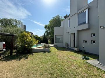 Casa · 180m² · 3 Dormitorios · 2 Cocheras · Hermosa Casa en Housing - Costa Azul