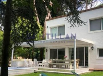 Casa · 500m² · 4 Ambientes · Casa de Huespedes en Alquiler con Jacuzzi en Carilo