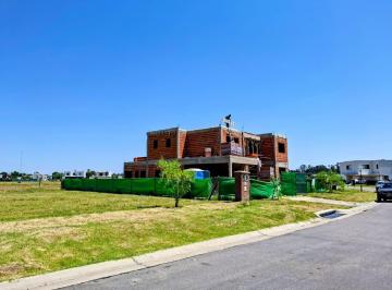 Casa · 218m² · 4 Ambientes · 2 Cocheras · Casa en Venta a Estrenar en Barrio Cerrado Village Joven, Bella Vista