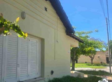 Casa · 131m² · 4 Ambientes · 1 Cochera · ¡Venta! Gral. Madariaga, Bs. As. Encantadora Casa