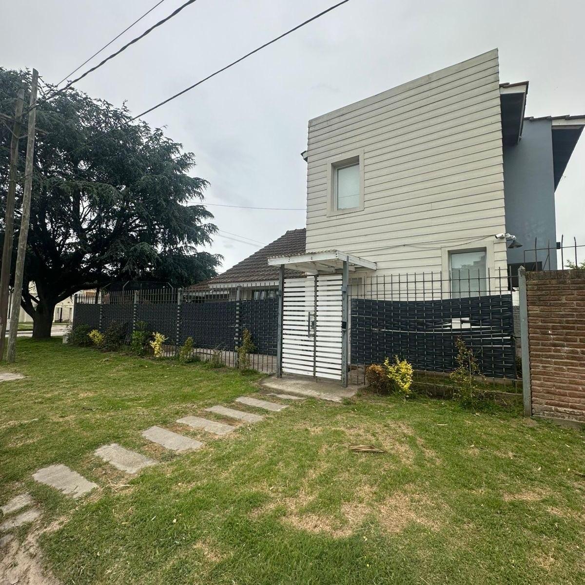 Chalet reciclado 4 amb, 152m² con pileta y garage — La Florida