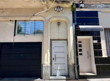 PH de 4 ambientes, Parque Chacabuco · Tipo Casa con Terraza y Parrilla a Refaccionar. Es Apto Profesional