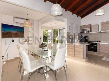 Casa · 225m² · 4 Ambientes · 3 Cocheras · Venta/permuta Casa 5 Amb en Castelar Norte C/ Piscina
