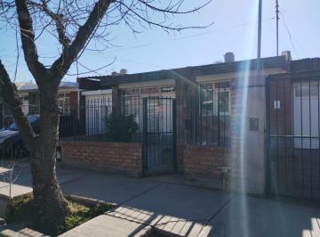 Casa · 211m² · 8 Ambientes · 2 Cocheras · Casa en Venta en B° Trapiche