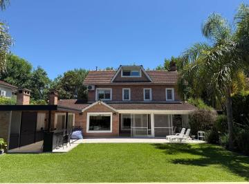 Casa · 187m² · 5 Ambientes · 6 Cocheras · Casa en Venta en Barrio Privado Bermudas