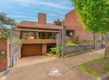 Casa · 445m² · 6 Ambientes · 1 Cochera · Importante Chalet en El Excelente Barrio Stella Maris