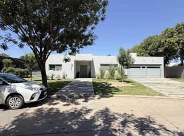Casa · 1500m² · 8 Ambientes · 2 Cocheras · Casa en Cañuelas Golf