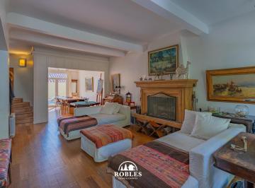 Casa · 248m² · 5 Ambientes · Chalet en El Tradicional Barrio Los Troncos.