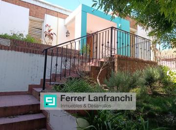 Casa · 95m² · 5 Ambientes · 1 Cochera · Casa en Venta en Villa Cabrera - 3 Dorm.