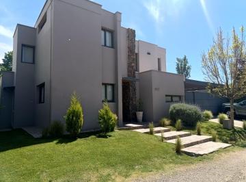 Casa · 300m² · 7 Ambientes · 2 Cocheras · Ayres de Alzaga Barrio Privado Calle Rizzo 350 Chacras de Coria