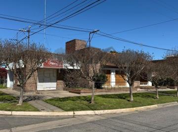 Casa · 328m² · 5 Ambientes · 1 Cochera · Casa y Local Comercial en Esquina
