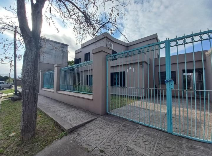 Casa · 8 Ambientes · 1 Cochera