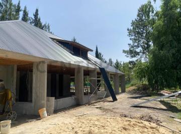 Casa · 300m² · 4 Ambientes · 3 Cocheras · Casa de 3 Dorm. a La Venta en Miralagos