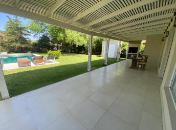 Casa · 248m² · 5 Ambientes · 2 Cocheras · Casa en Venta en Tigre con 4 Dorm.