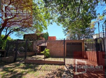 Casa · 159m² · 6 Ambientes · 1 Cochera · Jardín Espinosa, Casa de Dos Dorm. con Amplio Salón y Patio