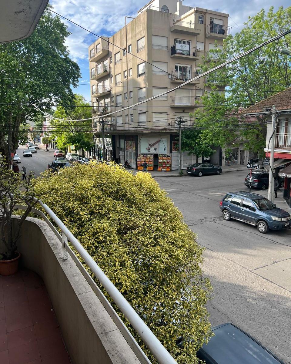 Excelente departamento en ph en venta en planta alta con consultorio/garage en planta baja