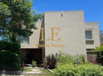 Casa · 378m² · 6 Ambientes · 5 Cocheras · Casa en El Aromo, 5 Dorm., Excelente Parque.