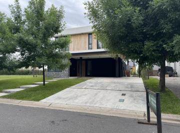 Casa · 220m² · 3 Dormitorios · 2 Cocheras · Casa en Venta en Barrio Castaños, Nordelta