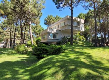 Casa · 340m² · 5 Dormitorios · 2 Cocheras · Venta Casa de Estilo Minimalista en La Herradura C/ Pileta Climatizada