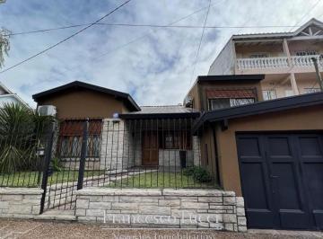 Casa · 250m² · 5 Ambientes · 2 Cocheras · Casa en Venta en Morón