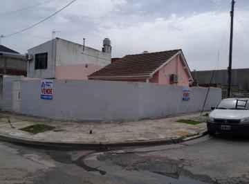 Casa de 3 ambientes, Morón · Chalet de 3 Ambientes en Esquinacerca del Plaza Oeste