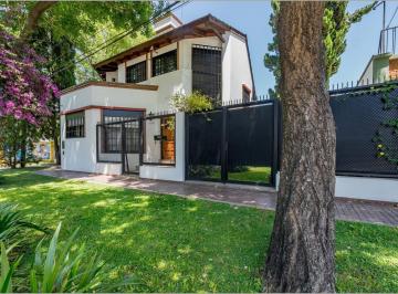 Casa · 220m² · 7 Ambientes · 4 Cocheras · Hermoso Chalet en Alberdi Río de 3 Dorm., 4 Baños con Jardín Parquizado