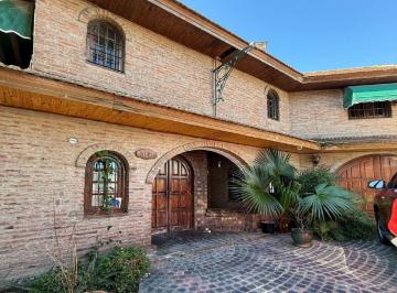 Casa de 6 ambientes, La Plata · Venta Importante Chaletubicado en Calle 14 E/ 510 y m² Aproxsobre Dos Lotes de 15 X 28 C