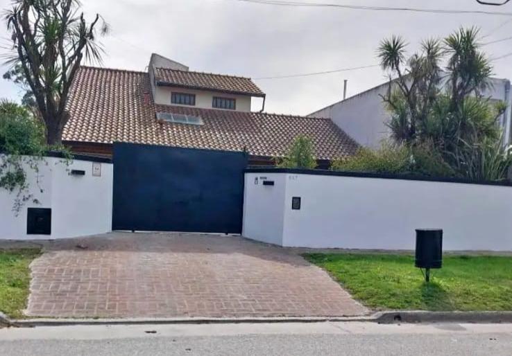 Chalet 5 amb, 265m² con pileta y cochera — San Jerónimo
