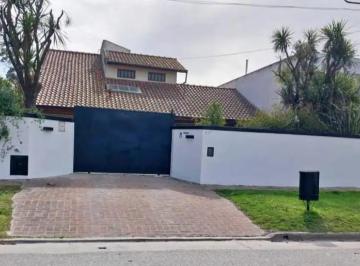 Casa · 265m² · 4 Dormitorios · 5 Cocheras · Chalet 5 Amb con Piscina San Jerónimo