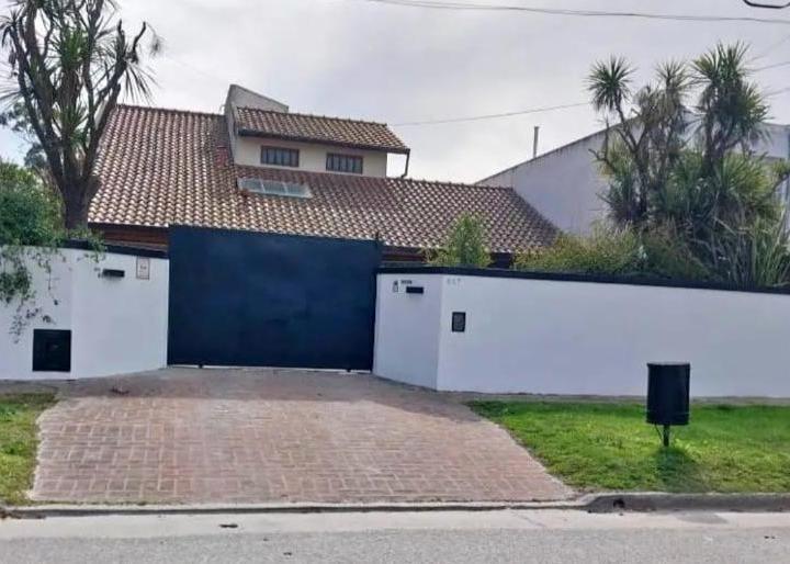 Casa · 265m² · 4 Dormitorios · 5 Cocheras