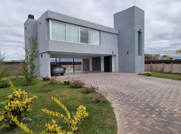 Casa · 180m² · 3 Ambientes · 3 Cocheras · Casa en Lunlunta