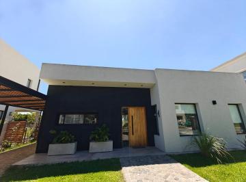Casa · 127m² · 4 Ambientes · 4 Cocheras · Casa con Pileta en Pilar del Este Santa Lucia