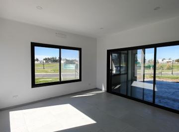 Casa · 131m² · 4 Ambientes · 4 Cocheras · Casa con Pileta en Pilar del Este Santa Lucia