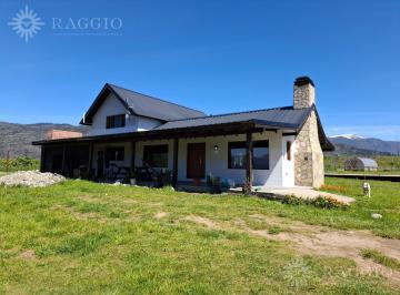 Casa · 174m² · 8 Ambientes · 2 Cocheras · Casa de 140 m² en Lago Puelo - Golondrinas. Terreno de 2935 m² (So - 76)