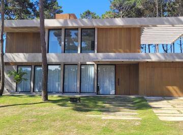 Casa · 220m² · 4 Dormitorios · 1 Cochera · Casa Pinamar Temporada 2026/27, con Pileta, Barrio Privado
