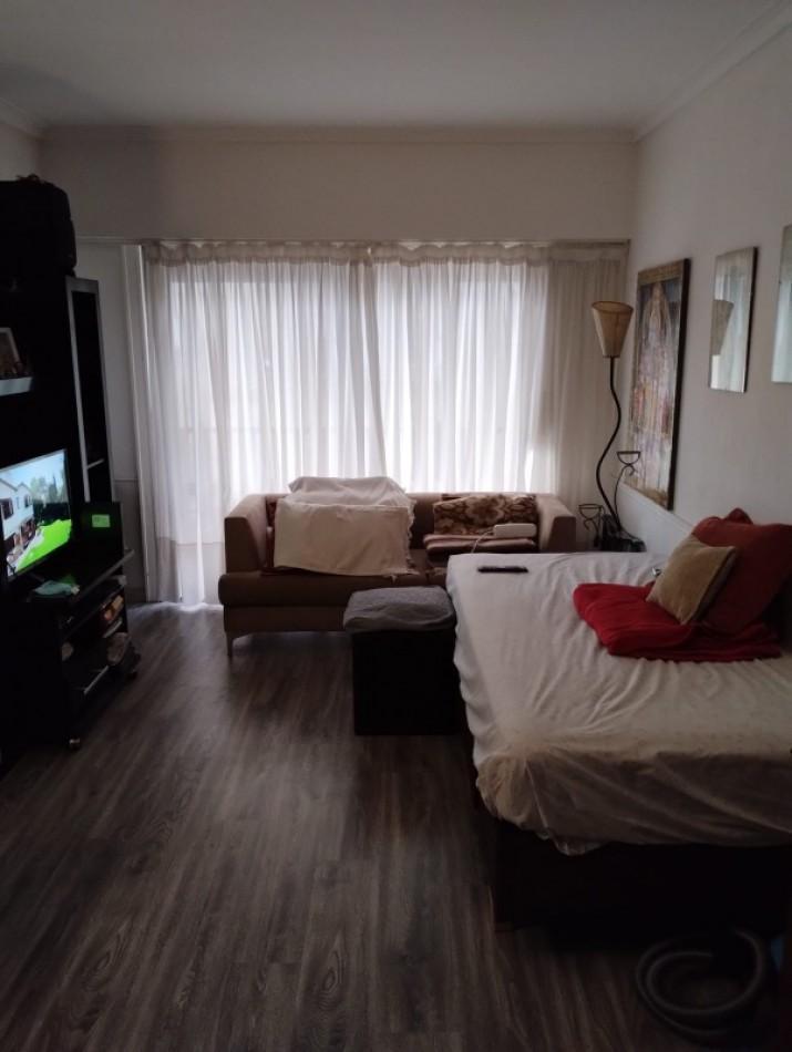 Departamento de dos ambientes al frente con balcón corrido, sol de día y tarde