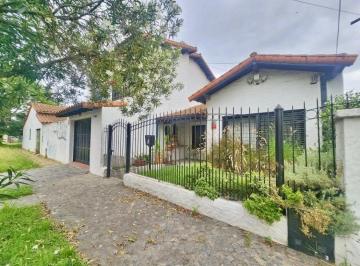 Casa · 140m² · 5 Ambientes · 1 Cochera · Venta Casa 3 Dorm. - Garage - Piscina - Apta Crédito - Banfield