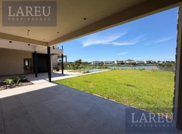 Casa · 318m² · 7 Ambientes · 2 Cocheras · Casa en La Calesa