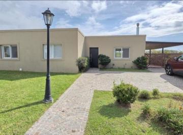 Casa · 161m² · 4 Ambientes · 4 Cocheras · Venta de Casa en Una Planta con Pileta - San Sebastian Area 8