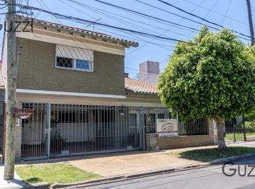 Casa · 215m² · 5 Ambientes · 2 Cocheras · Excelente Chalet en Venta de 5 Ambientes, con Jardin y Piscina, en Carapachay.