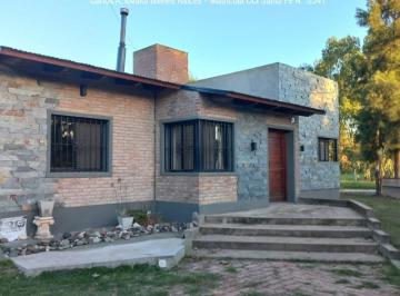 Casa · 208m² · 9 Ambientes · 2 Cocheras · Casa en Venta en Colastiné 4 Dorm. - Piscina
