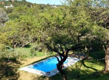 Casa de 3 ambientes, La Serranita · Hermosa Cabaña con 3615 m² de Terreno y 2 Dorm. en Venta en La Serranita